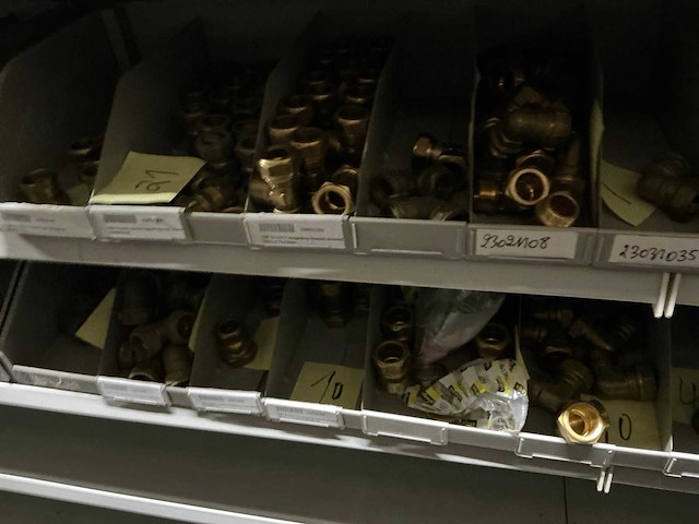 Partij koppelingen, kranen, nipels en klemmen - afbeelding 6 van  18