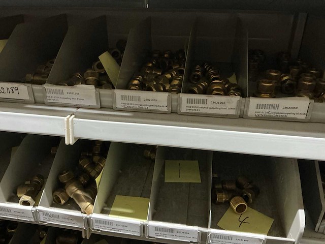 Partij koppelingen, kranen, nipels en klemmen - afbeelding 7 van  18