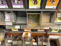 Partij koppelstukken en bevestigingsmaterialen - afbeelding 25 van  54