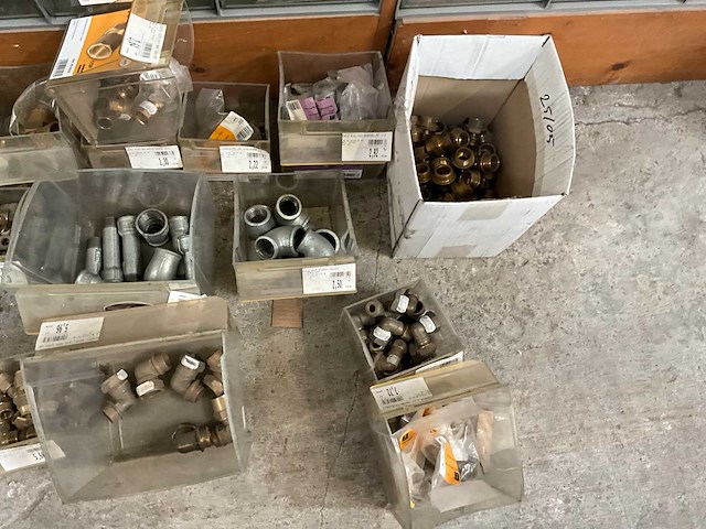 Partij koppelstukken en bevestigingsmaterialen - afbeelding 27 van  54
