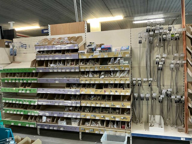 Partij kraanwerk en installatietoebehoren - afbeelding 1 van  25