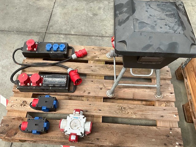 Partij krachtstroom materiaal 400v – kabels, verdeelkasten en stekkers - afbeelding 1 van  18