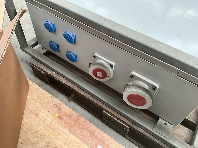 Partij krachtstroom materiaal 400v – kabels, verdeelkasten en stekkers - afbeelding 17 van  18