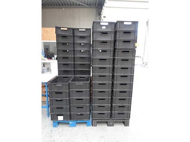 Partij kunstof stapelbakken - afbeelding 1 van  4