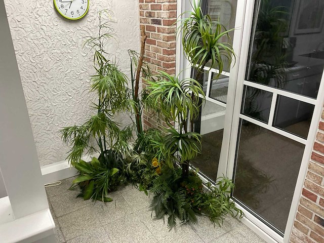 Partij kunstplanten met pot - afbeelding 1 van  1