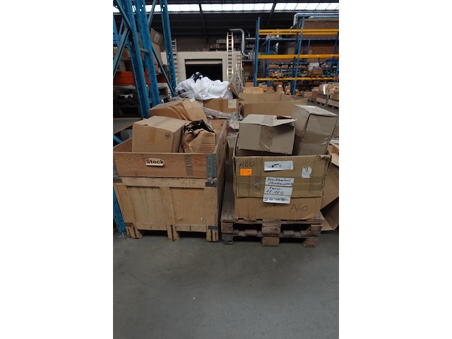 Partij kunststof beschermbuisjes + pallet kunststof klemmen - afbeelding 1 van  8