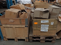 Partij kunststof beschermbuisjes + pallet kunststof klemmen - afbeelding 1 van  8