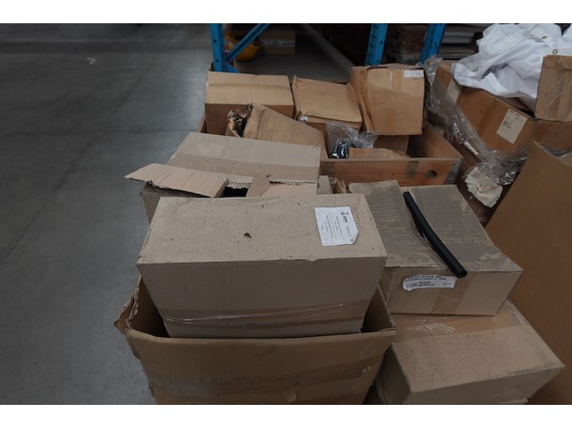 Partij kunststof beschermbuisjes + pallet kunststof klemmen - afbeelding 2 van  8