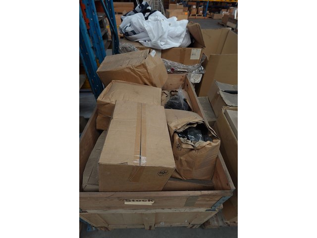 Partij kunststof beschermbuisjes + pallet kunststof klemmen - afbeelding 3 van  8