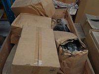 Partij kunststof beschermbuisjes + pallet kunststof klemmen - afbeelding 3 van  8