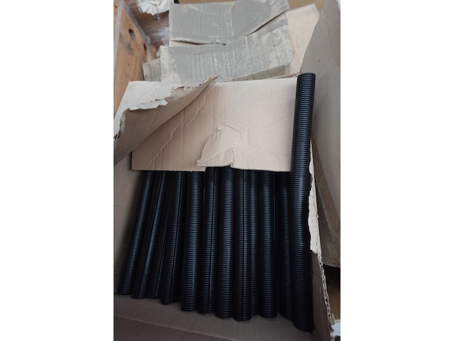 Partij kunststof beschermbuisjes + pallet kunststof klemmen - afbeelding 4 van  8