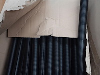 Partij kunststof beschermbuisjes + pallet kunststof klemmen - afbeelding 4 van  8