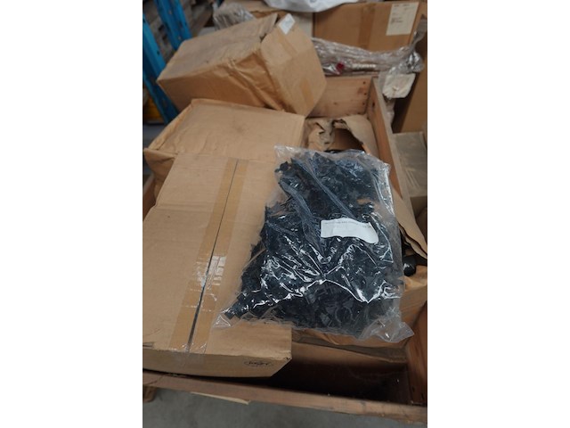 Partij kunststof beschermbuisjes + pallet kunststof klemmen - afbeelding 6 van  8