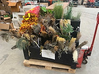 Partij kunststof en gedroogde bloemen - afbeelding 1 van  6