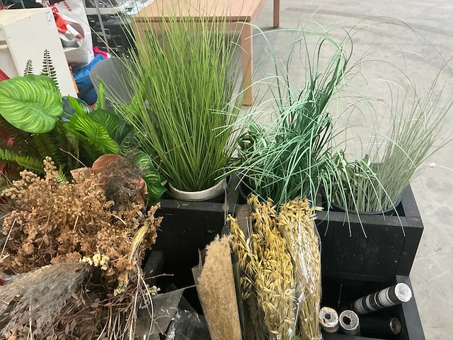 Partij kunststof en gedroogde bloemen - afbeelding 2 van  6
