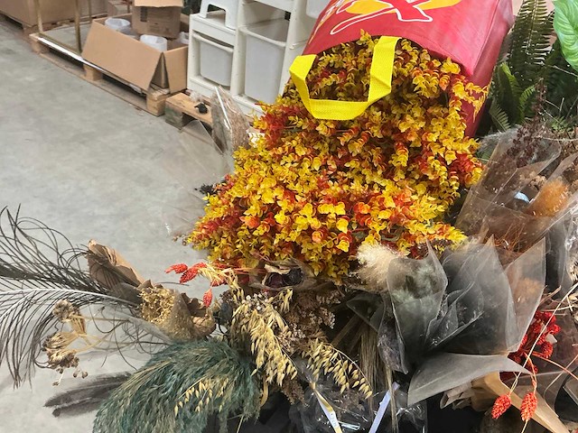 Partij kunststof en gedroogde bloemen - afbeelding 4 van  6
