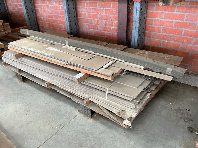 Partij kunststof latten en platen - afbeelding 1 van  5