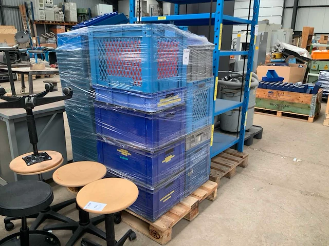 Partij kunststof magazijnbakken - afbeelding 1 van  5
