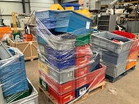 Partij kunststof magazijnbakken - afbeelding 1 van  4