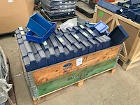 Partij kunststof magazijnbakken - afbeelding 1 van  4