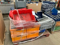 Partij kunststof magazijnbakken - afbeelding 1 van  3