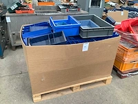 Partij kunststof magazijnbakken - afbeelding 1 van  3