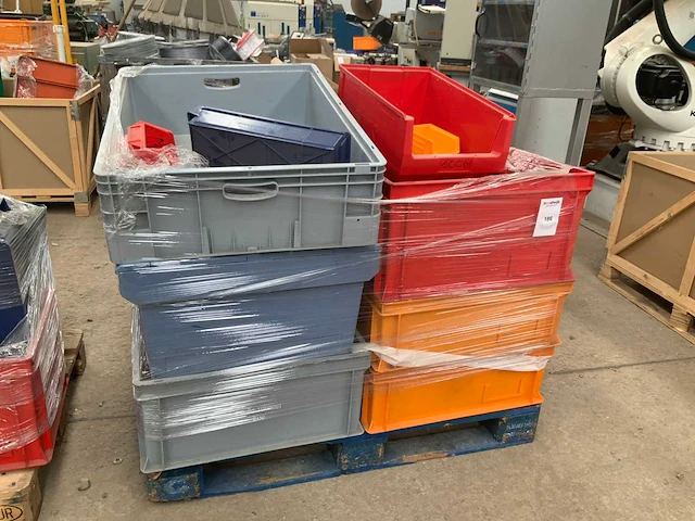 Partij kunststof magazijnbakken - afbeelding 1 van  5