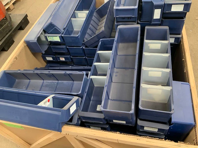 Partij kunststof magazijnbakken - afbeelding 2 van  3