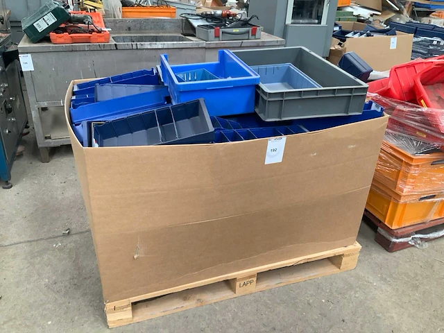 Partij kunststof magazijnbakken - afbeelding 1 van  3