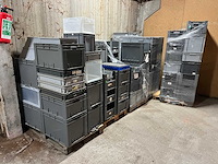 Partij kunststof stapelbakken op pallets