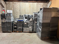 Partij kunststof stapelbakken op pallets - afbeelding 2 van  2