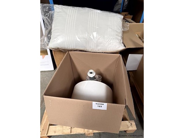 Partij kussens en decoratieve lamp - afbeelding 1 van  3