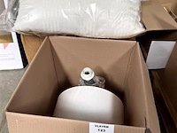 Partij kussens en decoratieve lamp - afbeelding 1 van  3