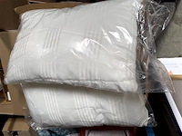 Partij kussens en decoratieve lamp - afbeelding 3 van  3