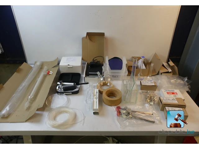 Partij laboratoriumapparatuur - afbeelding 1 van  14