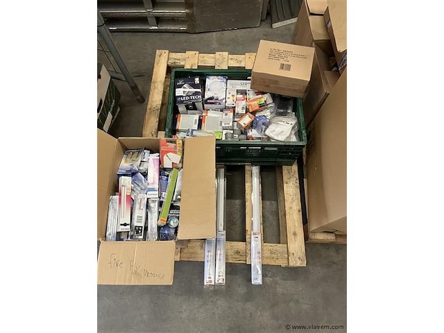 Partij lampen, led etc - afbeelding 1 van  7