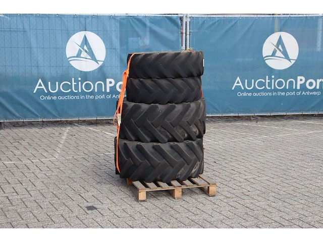Partij landbouwbanden implement as504 10.5/80-18 4 stuks - afbeelding 1 van  1