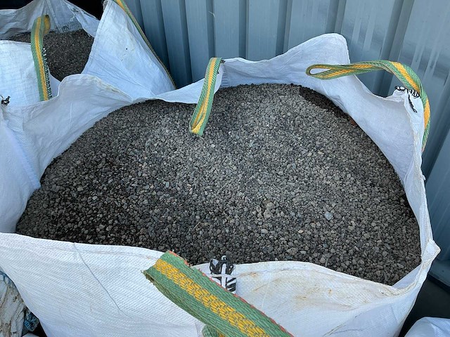 Partij lavakorrels - afbeelding 1 van  4