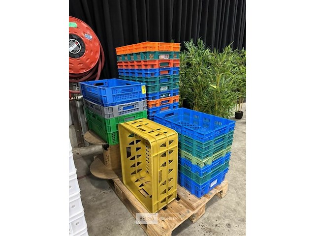 Partij lege bakken - afbeelding 3 van  3