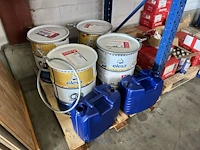 Partij lege en aangesproken bidons en vaten - afbeelding 5 van  8