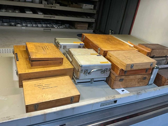 Partij lege houten kisten en gereedschapskoffers - afbeelding 1 van  6
