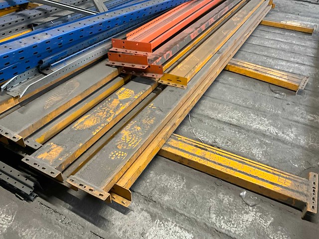 Partij liggers voor palletstelling (60x) - afbeelding 1 van  6