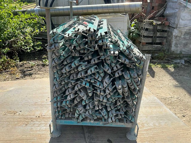 Partij liggers voor vloeren - afbeelding 2 van  2