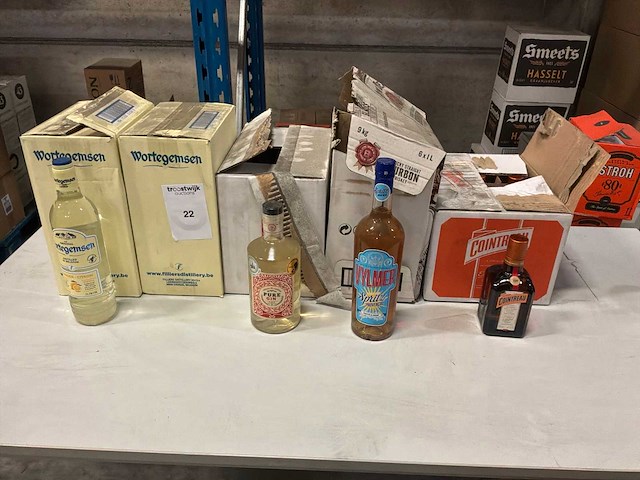 Partij likeur, gin en jenever - afbeelding 1 van  3