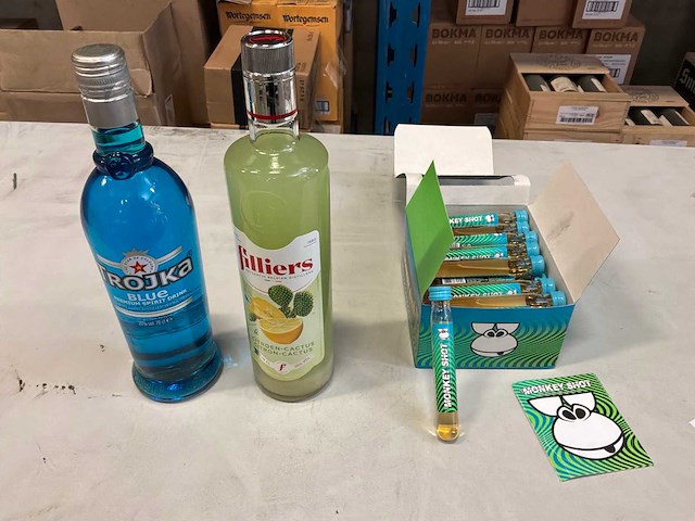 Partij likeur, vodka en jenever - afbeelding 1 van  5