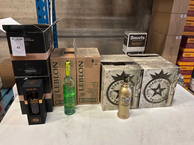 Partij likeur, whisky, vodka en jenever - afbeelding 1 van  3
