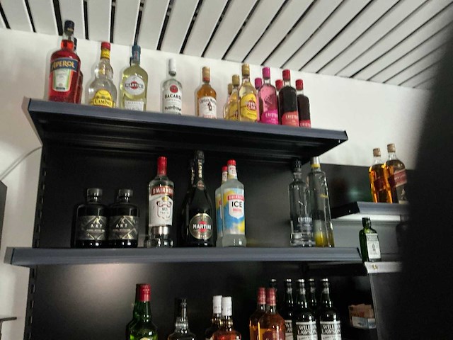 Partij likeuren, sterke dranken en wijnen, ca 120 flessen - afbeelding 1 van  3