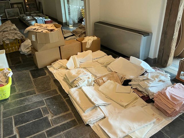 Partij linnen en gordijnen - afbeelding 1 van  1