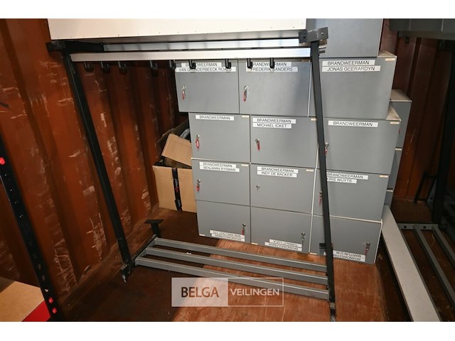 Partij lockerkasten met onderstel - afbeelding 2 van  11