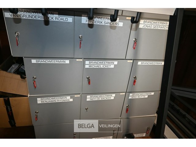 Partij lockerkasten met onderstel - afbeelding 10 van  11